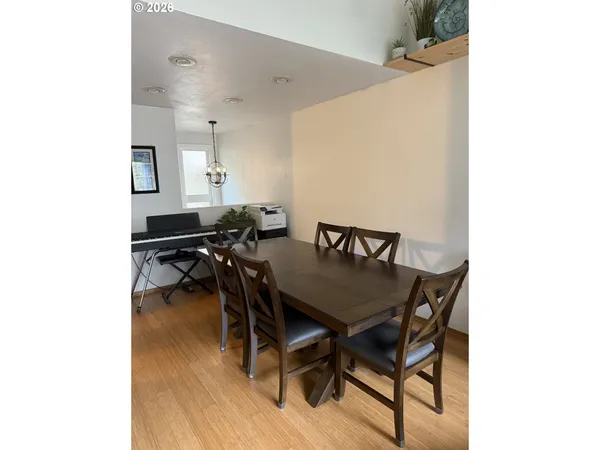 $279,999 | 422 Stonewood Drive, Eugene, OR 97405