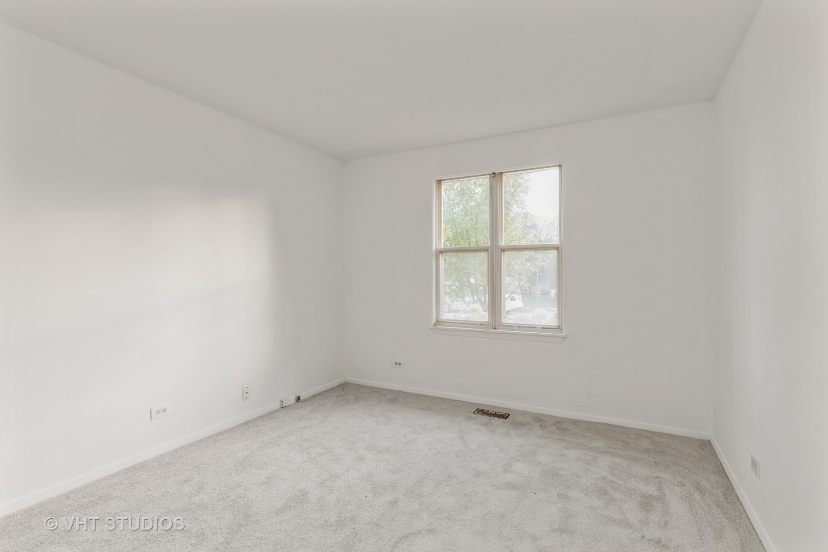 1050 Perry Drive Algonquin, IL 60102 - Photo 3 of 11 an empty room with a window