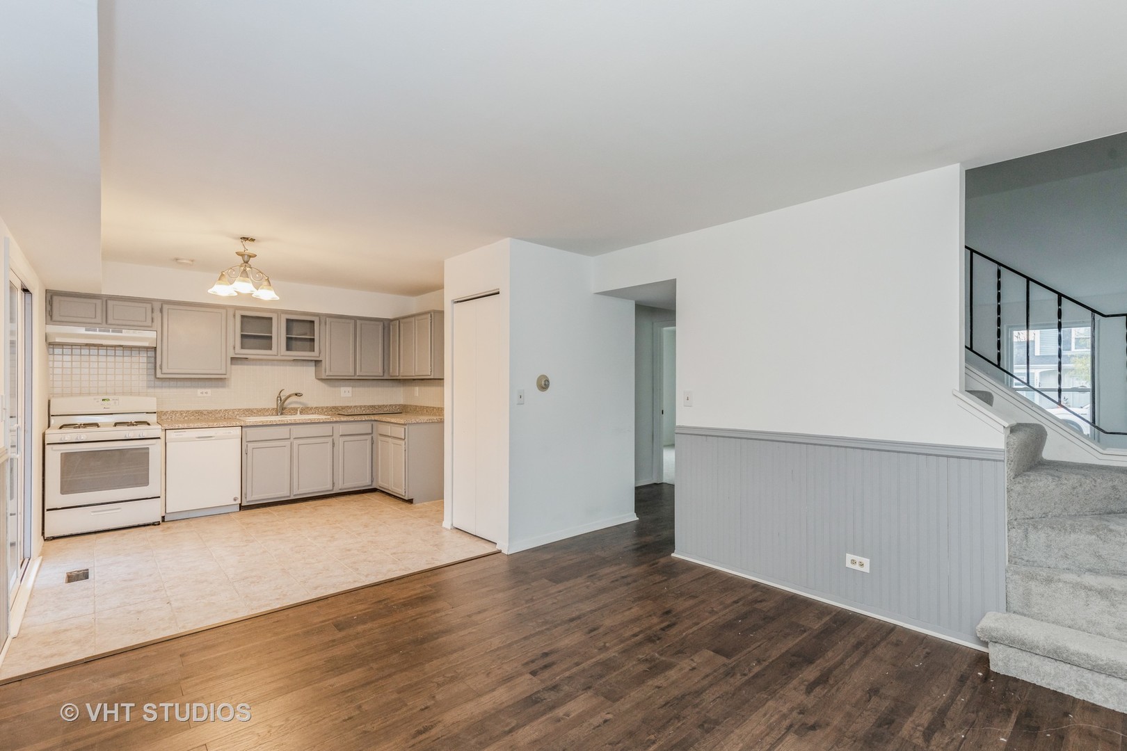 1050 Perry Drive Algonquin, IL 60102 - Photo 5 of 11 a view of kitchen with wooden floor and electronic appliances
