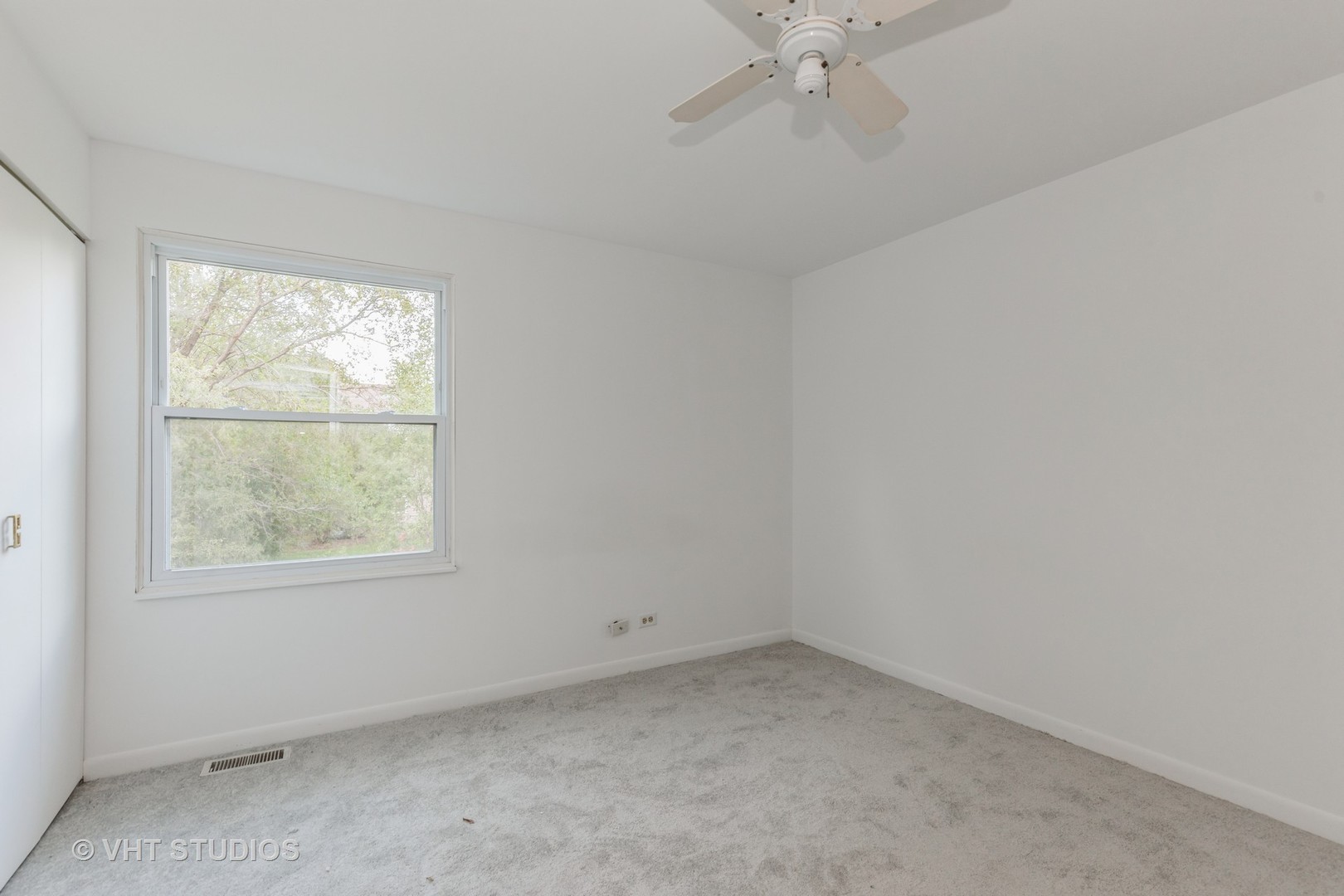 1050 Perry Drive Algonquin, IL 60102 - Photo 8 of 11 an empty room with a window