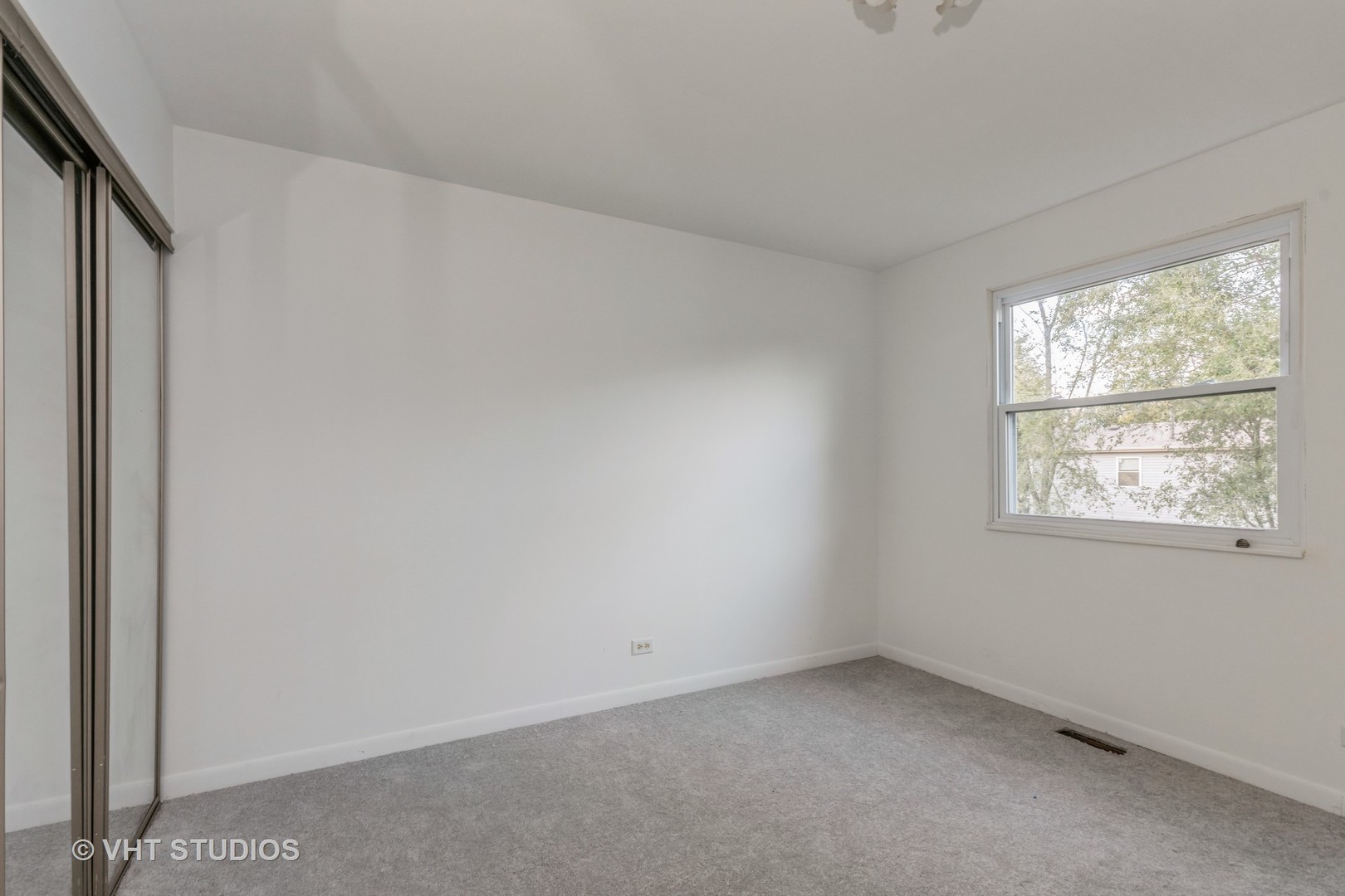 1050 Perry Drive Algonquin, IL 60102 - Photo 9 of 11 an empty room with a window