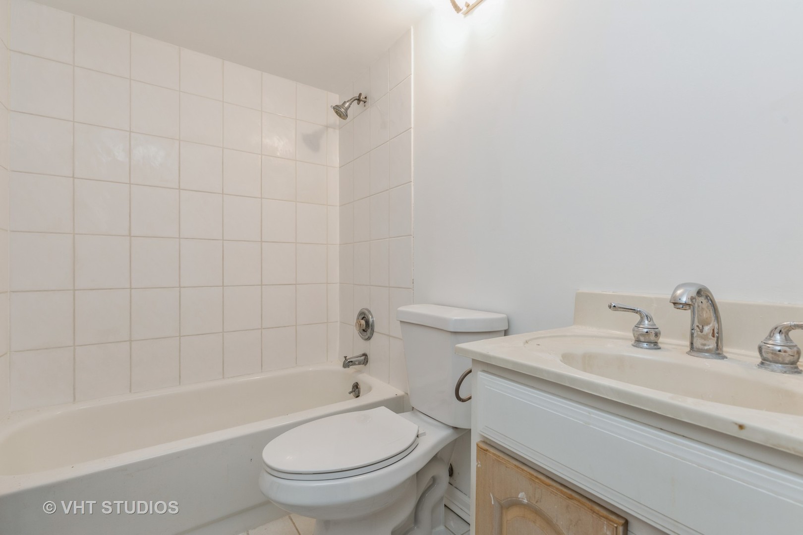 1050 Perry Drive Algonquin, IL 60102 - Photo 10 of 11 a bathroom with a sink toilet and a bathtub