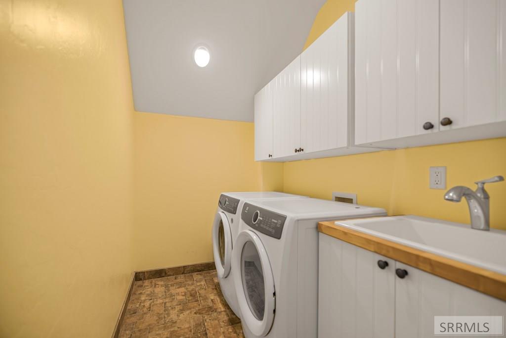 1554 Shadow Run Ashton, ID 83420 - Photo 28 of 58 Laundry off primary bedroom