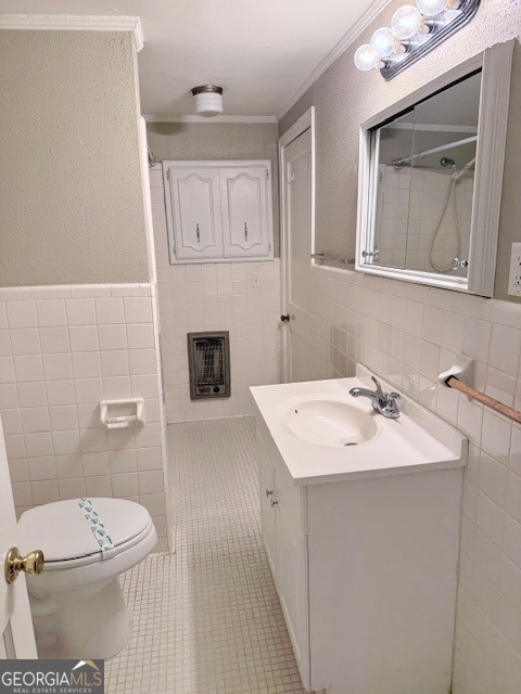 405 South Leroy Street Metter, GA 30439 - Photo 18 of 25 a bathroom with a sink a toilet and mirror