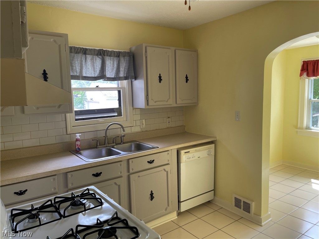 628 Garry Road Akron, OH 44305 - Photo 2 of 20