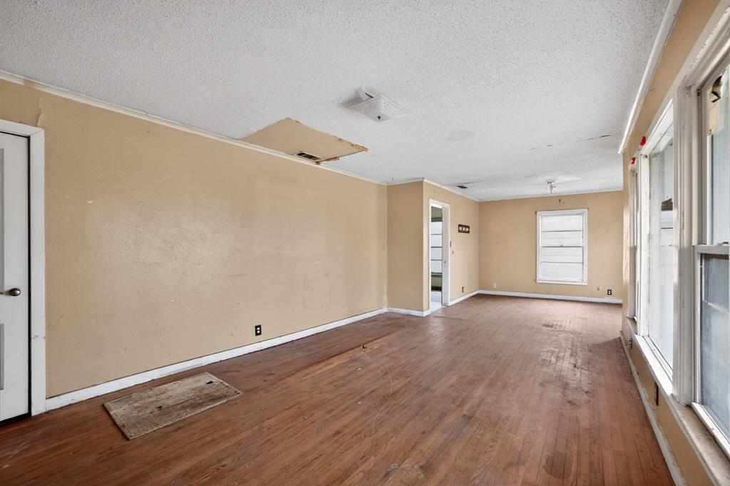 2519 Taylor Street Commerce, TX 75428 - Photo 7 of 32