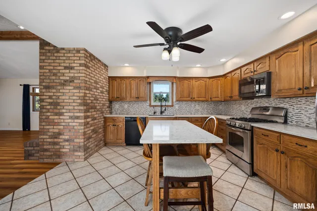 $599,000 | 26101 Schuck Road, Washington, IL 61571