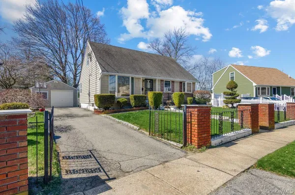 $559,000 | 5 South Ronald Drive, Amityville, NY 11701