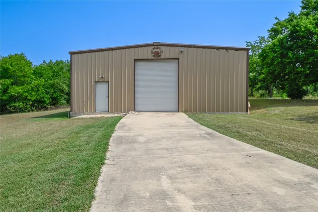 a view of a house with backyard