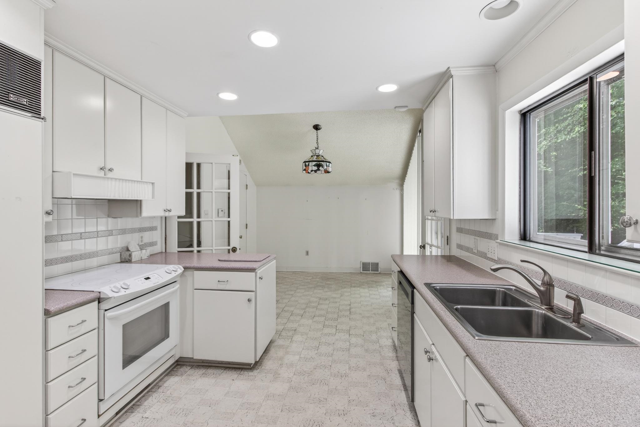 3121 Beechrun Drive Memphis, TN 38128 - Photo 13 of 40 A comfortable and functional kitchen designed for everyday living, featuring solid-surface cooking, beautiful quartz countertops, a custom tile backsplash and a Sub-Zero refrigerator.