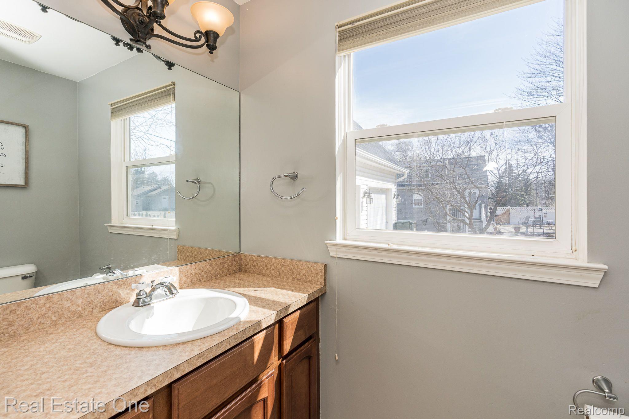 390 Shadywood Road Rochester, MI 48307 - Photo 4 of 38 Gallery Image 4