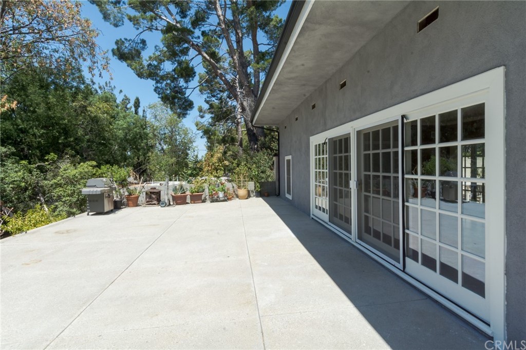 10315 Breezie Lane Tujunga, CA 91042 - Photo 3 of 23