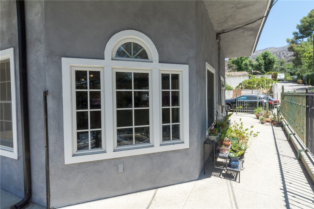 10315 Breezie Lane Tujunga, CA 91042 - Photo 7 of 23