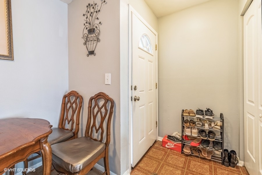 1870 Huntington Boulevard, Unit E Hoffman Estates, IL 60169 - Photo 2 of 10 a balcony with a table and a chairs