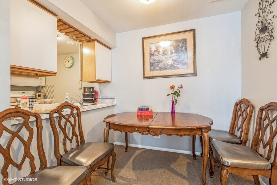 1870 Huntington Boulevard, Unit E Hoffman Estates, IL 60169 - Photo 4 of 10 a workspace with furniture and a potted plant