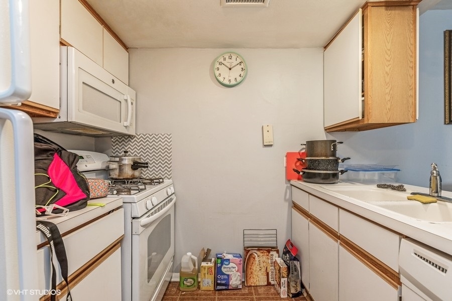 1870 Huntington Boulevard, Unit E Hoffman Estates, IL 60169 - Photo 5 of 10 a utility room with dryer and washer
