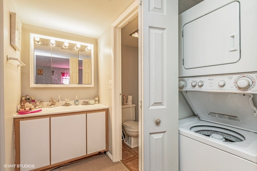 1870 Huntington Boulevard, Unit E Hoffman Estates, IL 60169 - Photo 7 of 10 a bathroom with a sink and a mirror