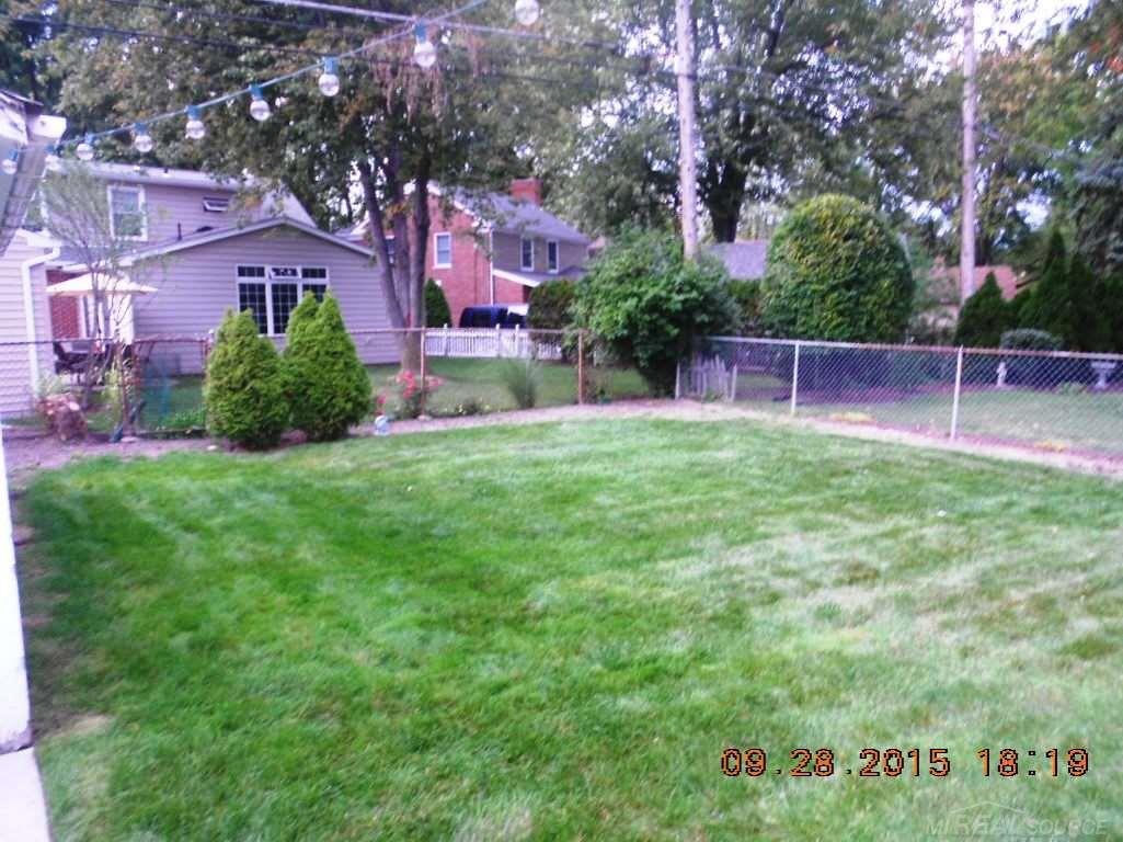19987 Holiday Road Grosse Pointe Woods, MI 48236 - Photo 4 of 35