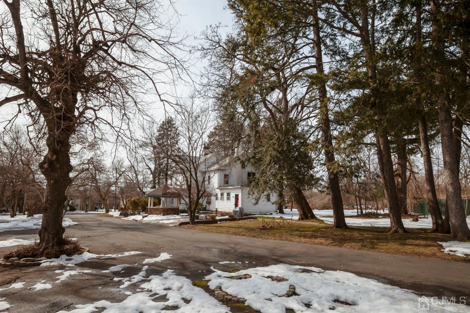 405 River Road Piscataway, NJ 08854 - Photo 5 of 22 Private driveway and parking areas