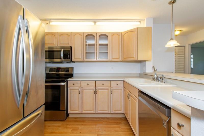 1700 Southwest 13th Place Boca Raton, FL 33486 - Photo 6 of 16 05_1700SW13thPlace_177001_Kitchen_FlexML