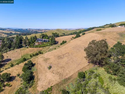 $1,100,000 | 1966 Joseph Drive, Moraga, CA 94556