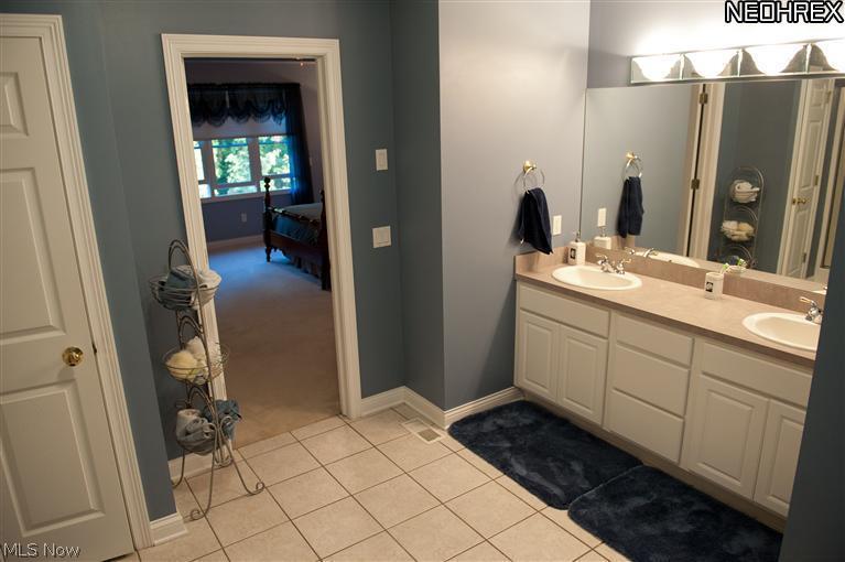 1593 Sunview Road Cleveland, OH 44124 - Photo 15 of 24