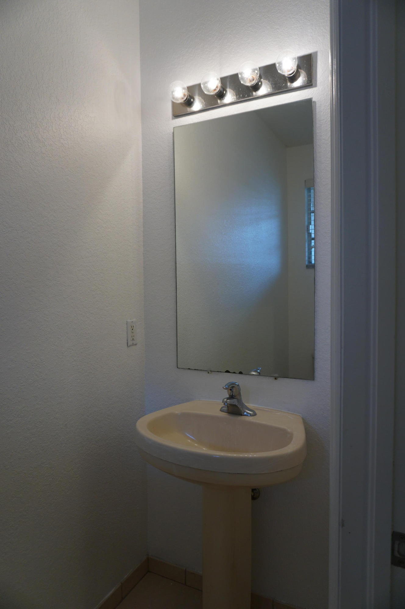 2030 Nassau Drive Riviera Beach, FL 33404 - Photo 5 of 28 DSC05299