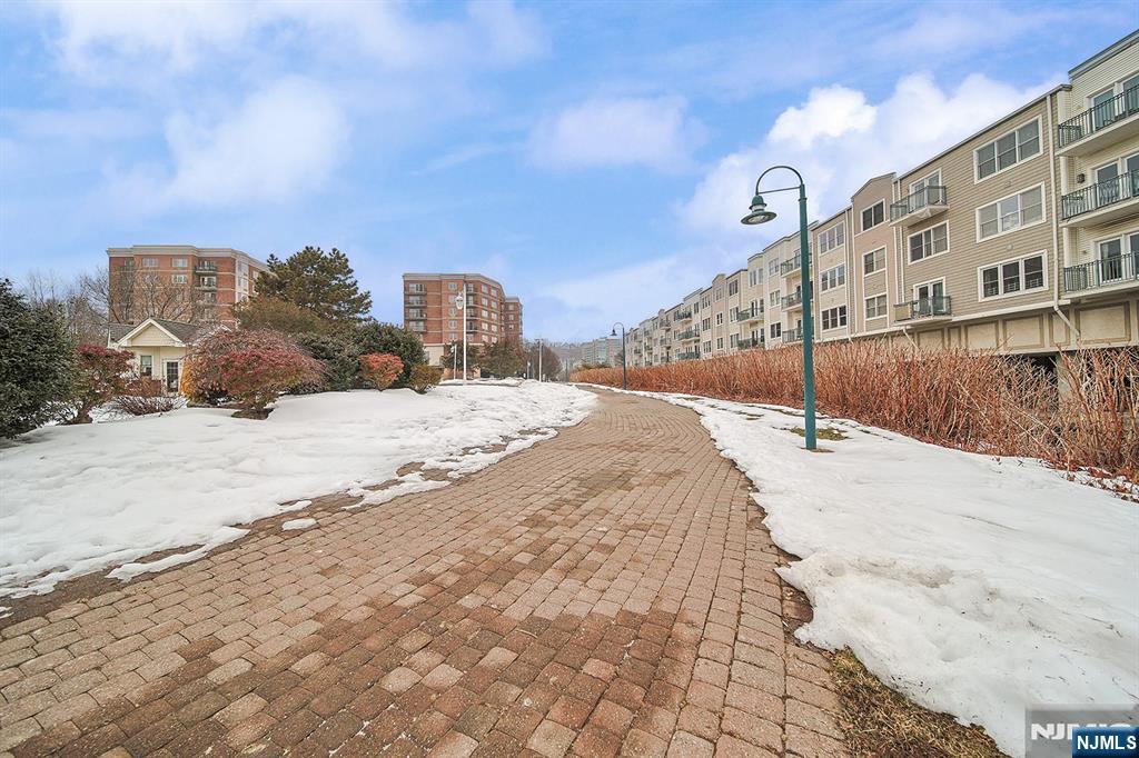 321 The Promenade Edgewater, NJ 07020 - Photo 17 of 18 Gallery Image 17