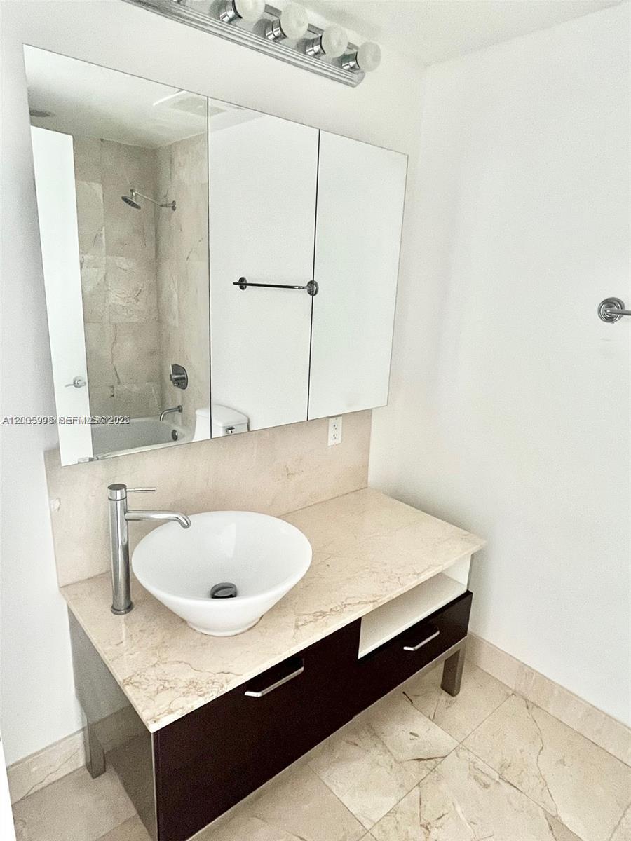 218 Southeast 14th Street, Unit 903 Miami, FL 33131 - Photo 15 of 25