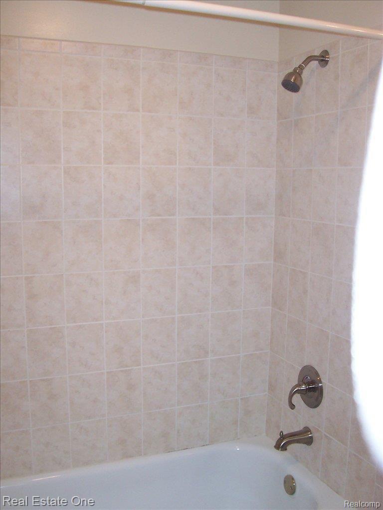 907 Lafayette Court Rochester, MI 48307 - Photo 10 of 14 Designer Tile in Shower