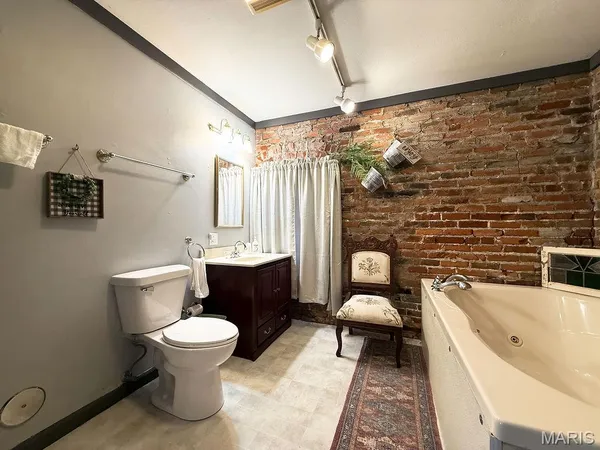 $899,000 | 78 North Main Street, Ste. Genevieve, MO 63670