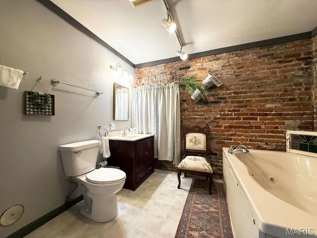 $899,000 | 78 North Main Street, Ste. Genevieve, MO 63670