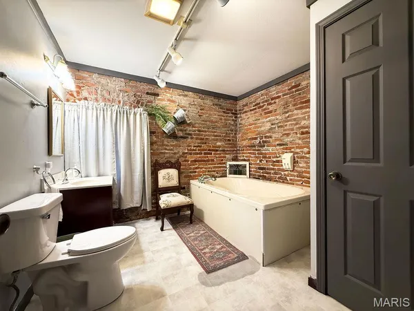 $899,000 | 78 North Main Street, Ste. Genevieve, MO 63670