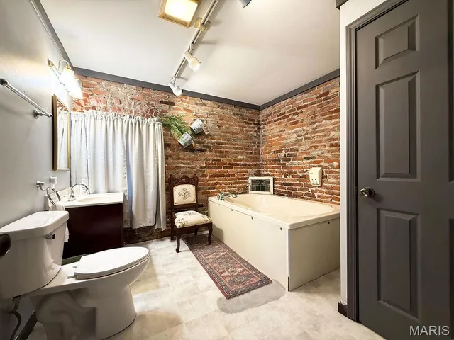 $899,000 | 78 North Main Street, Ste. Genevieve, MO 63670