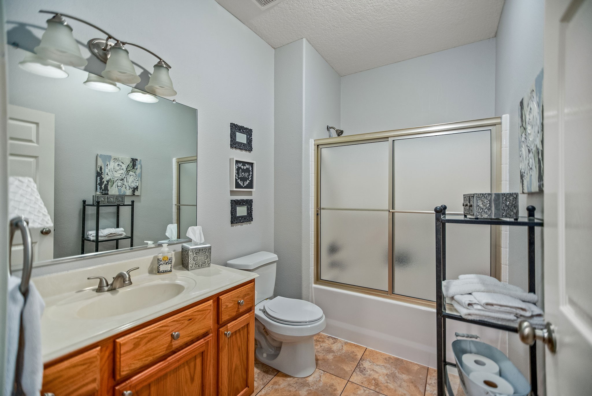 509 Seakist Road Port Lavaca, TX 77979 - Photo 26 of 48 Main Home Hall Bath