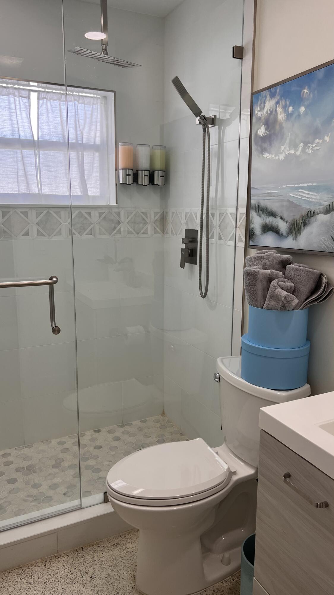 464 Northwest 11th Street Boca Raton, FL 33432 - Photo 15 of 19 Guest Bathroom 1