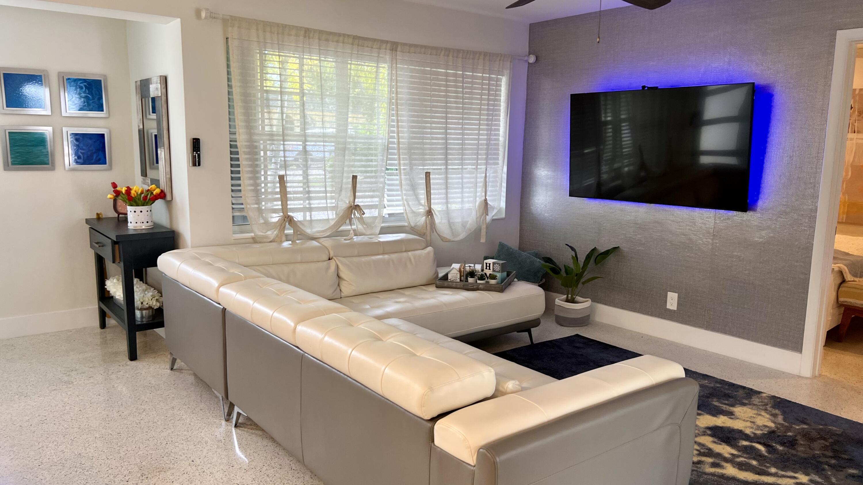 464 Northwest 11th Street Boca Raton, FL 33432 - Photo 4 of 19 Living Area 1