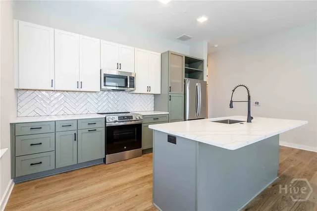 $2,369 | 1150 East Perry Lane, Unit B3, Savannah, GA 31401