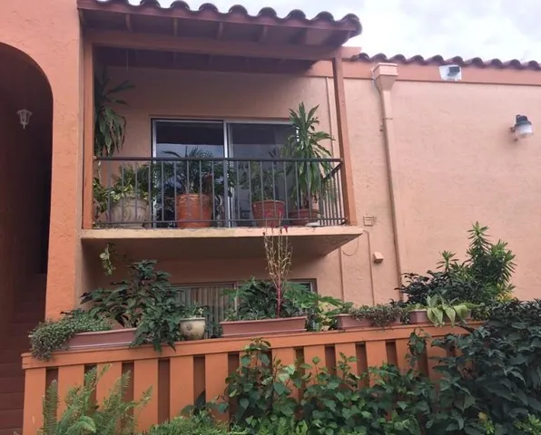 $2,100 | 7111 Miami Lakes Drive, Unit N6, Hialeah, FL 33014