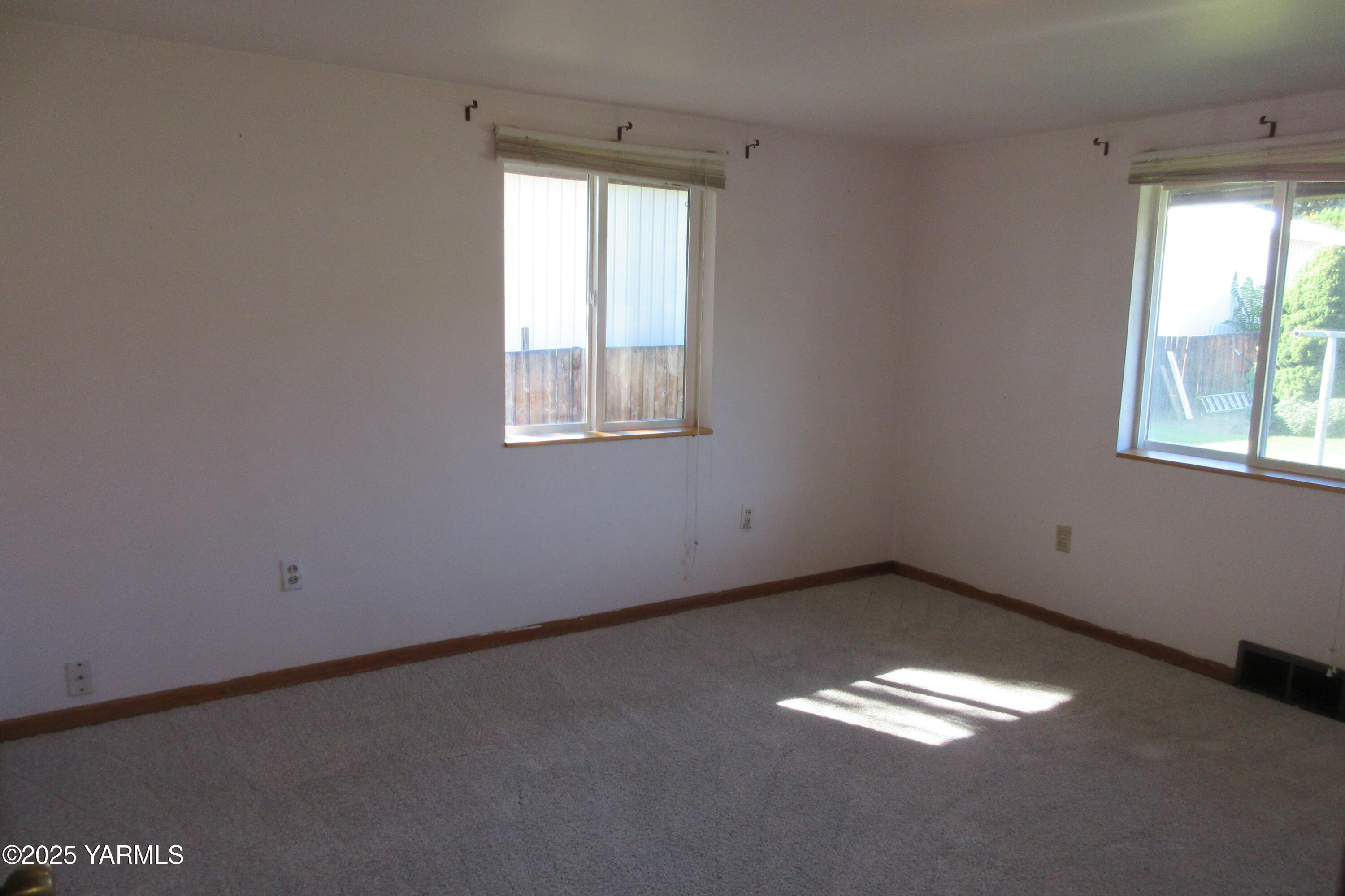 2703 Cascade Road Yakima, WA 98901 - Photo 16 of 24 an empty room with a window