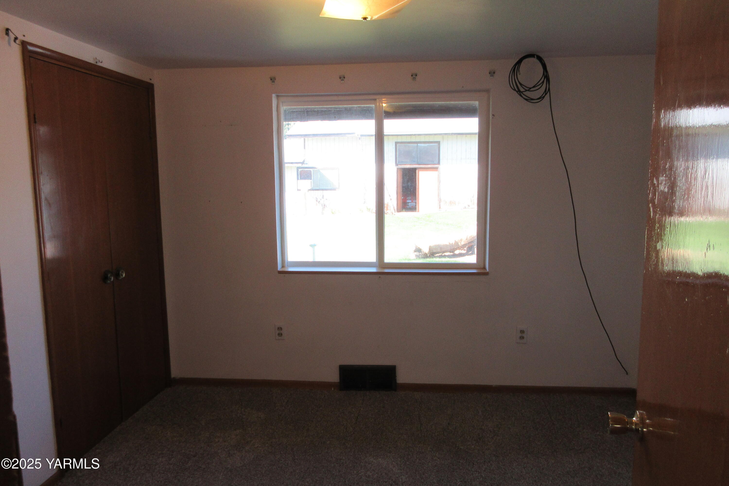 2703 Cascade Road Yakima, WA 98901 - Photo 17 of 24 a room that has a window in it