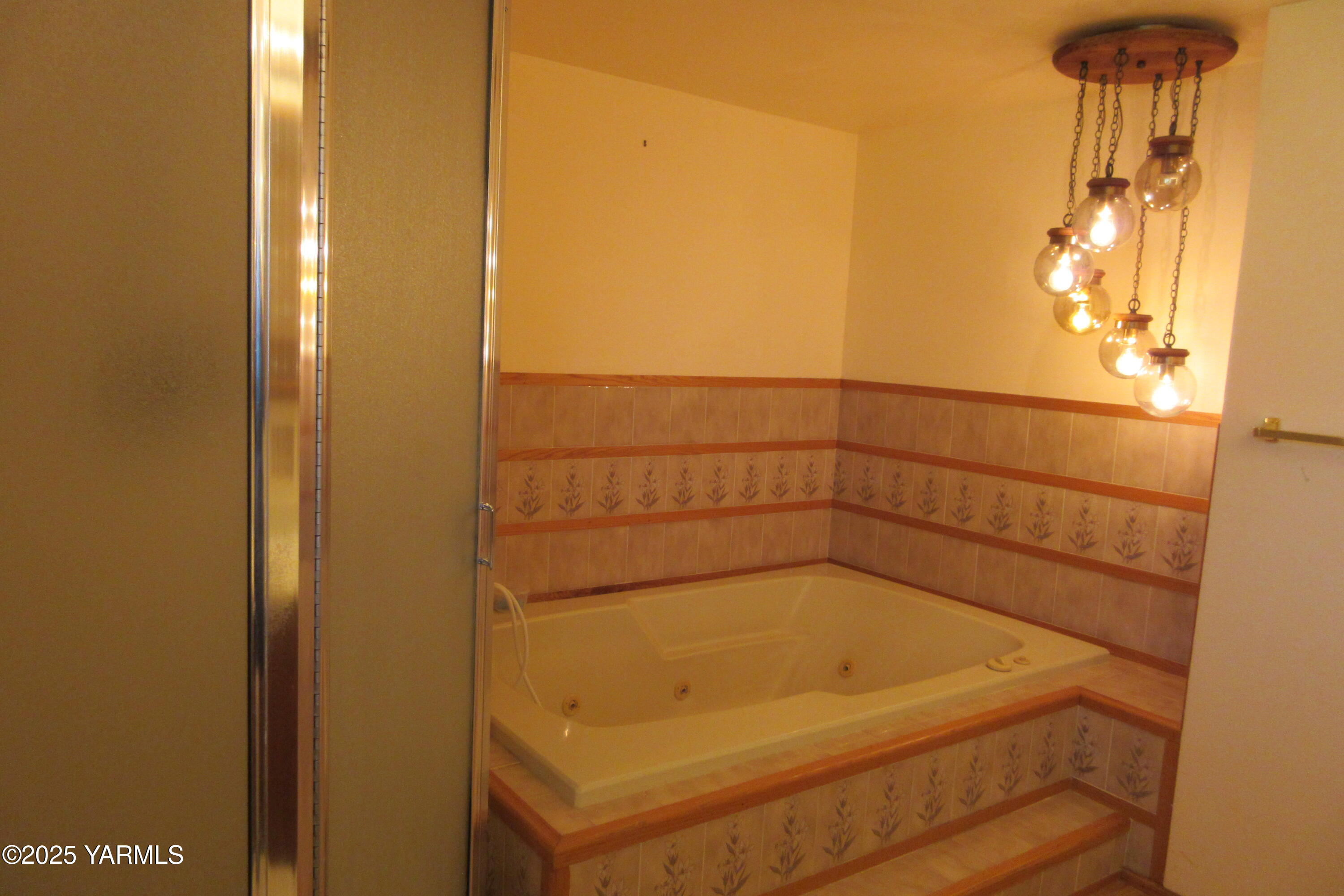 2703 Cascade Road Yakima, WA 98901 - Photo 19 of 24 a bathroom with a bathtub