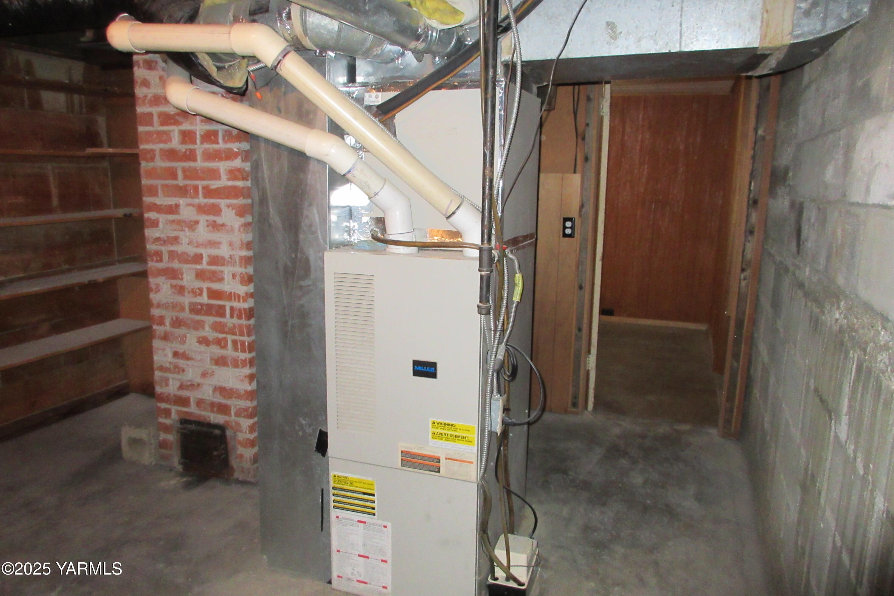 2703 Cascade Road Yakima, WA 98901 - Photo 20 of 24 a view of an entryway