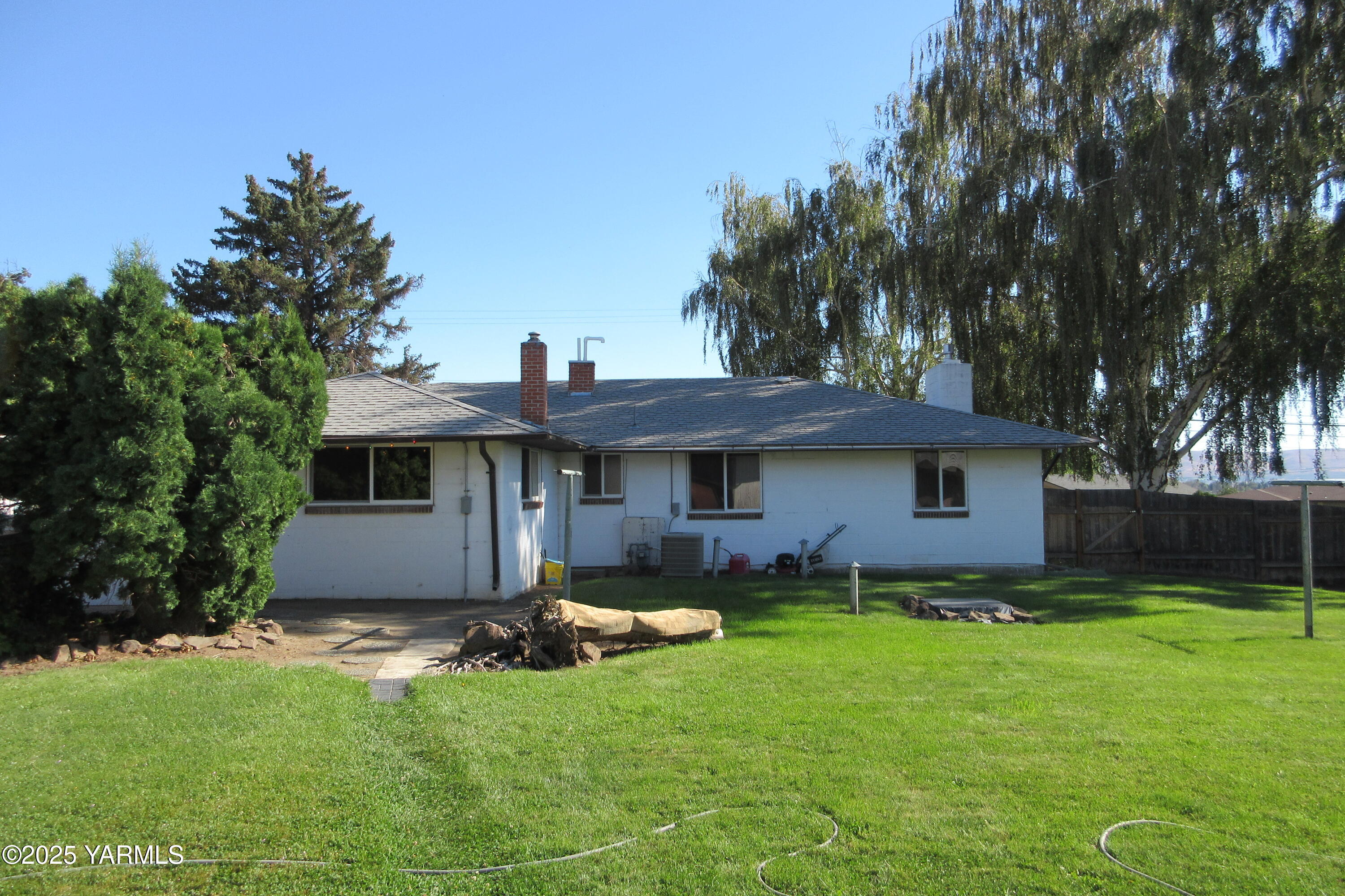 2703 Cascade Road Yakima, WA 98901 - Photo 6 of 24 a backyard of a house with table and chairs
