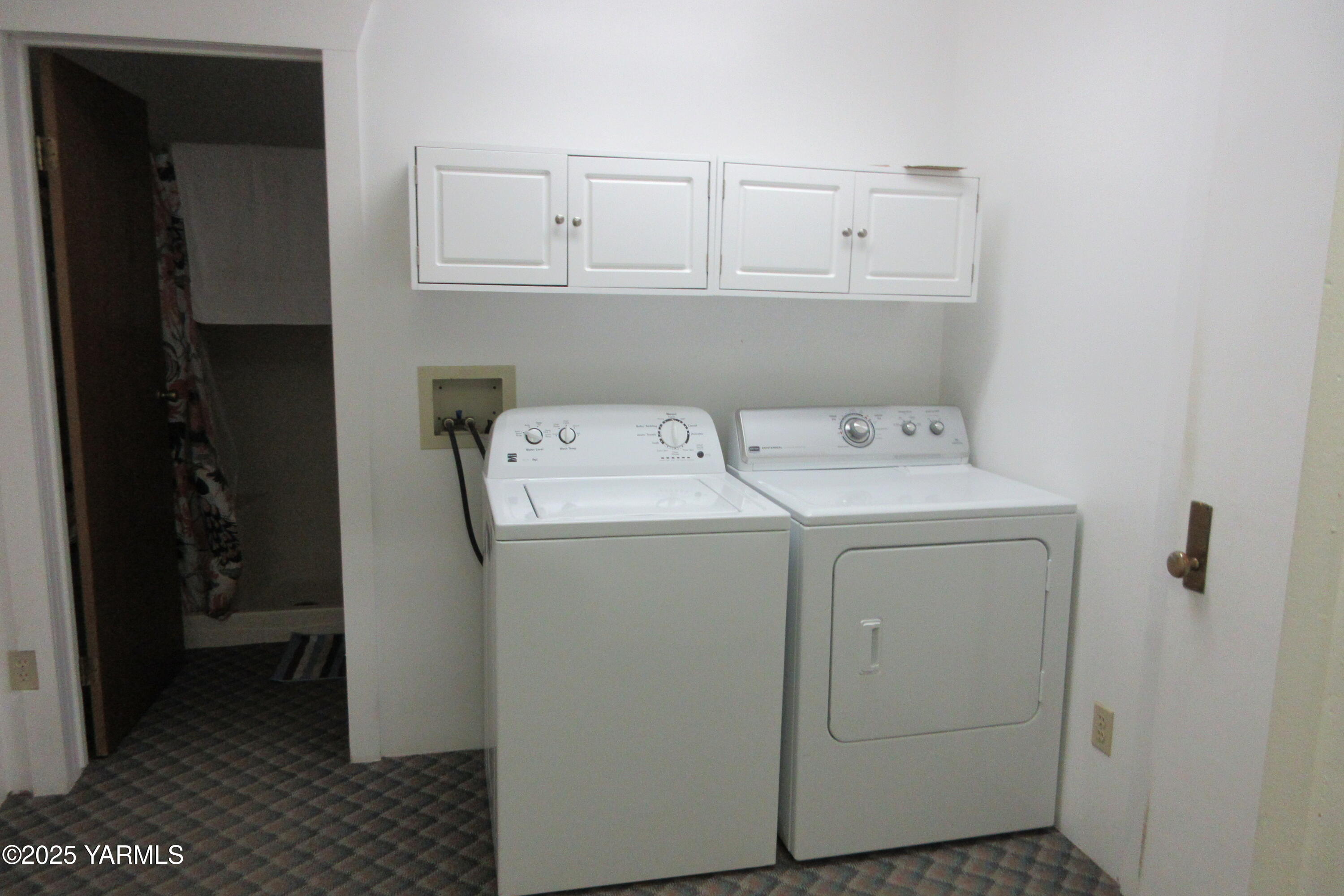 2703 Cascade Road Yakima, WA 98901 - Photo 7 of 24 a utility room with dryer and washer