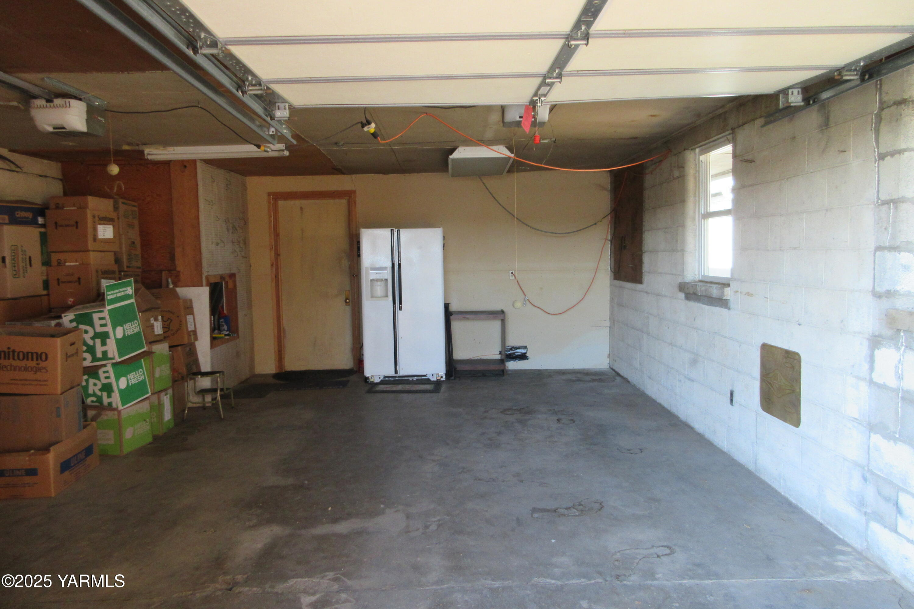 2703 Cascade Road Yakima, WA 98901 - Photo 8 of 24 a view of a garage