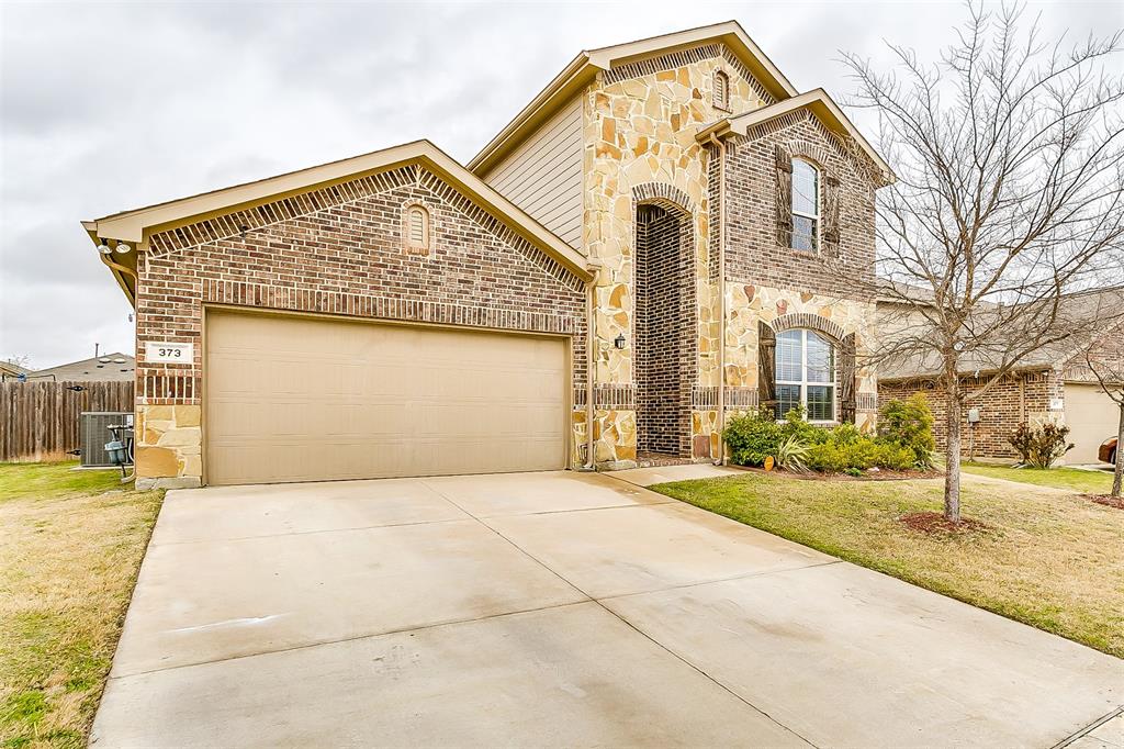 a view of backyard of building