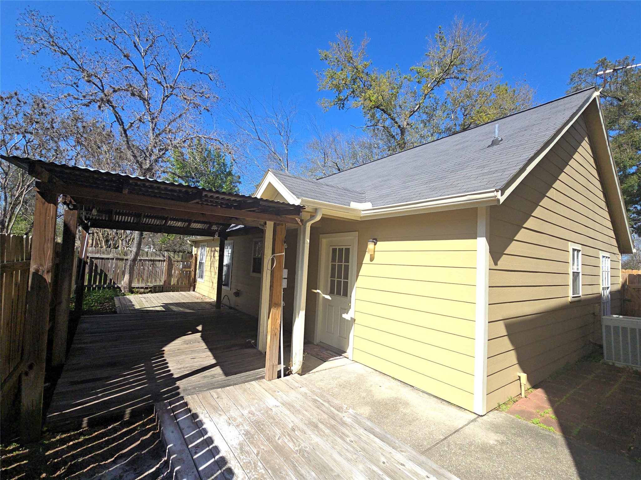 409 Commerce Street Tomball, TX 77375 - Photo 20 of 25 a view of a balcony