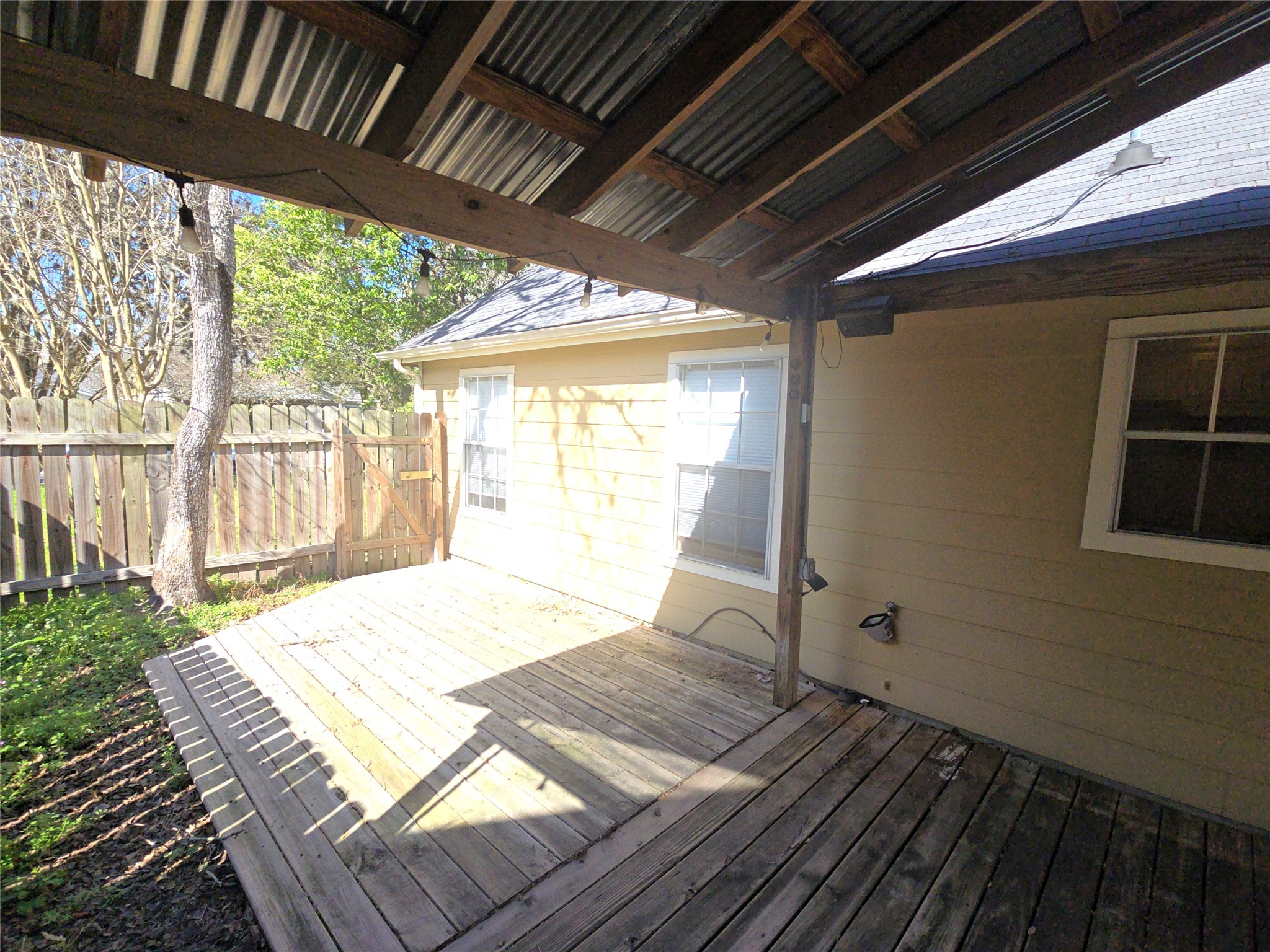409 Commerce Street Tomball, TX 77375 - Photo 22 of 25 a view of a backyard of a house