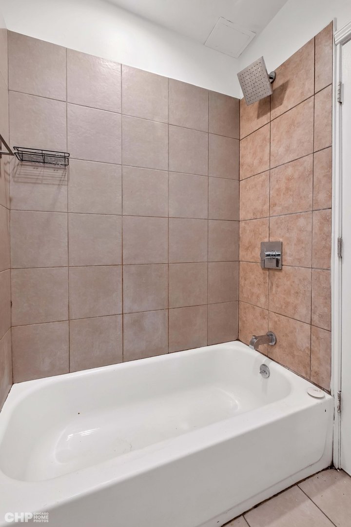 1052 North Springfield Avenue Chicago, IL 60651 - Photo 13 of 31 a bathroom with a bathtub